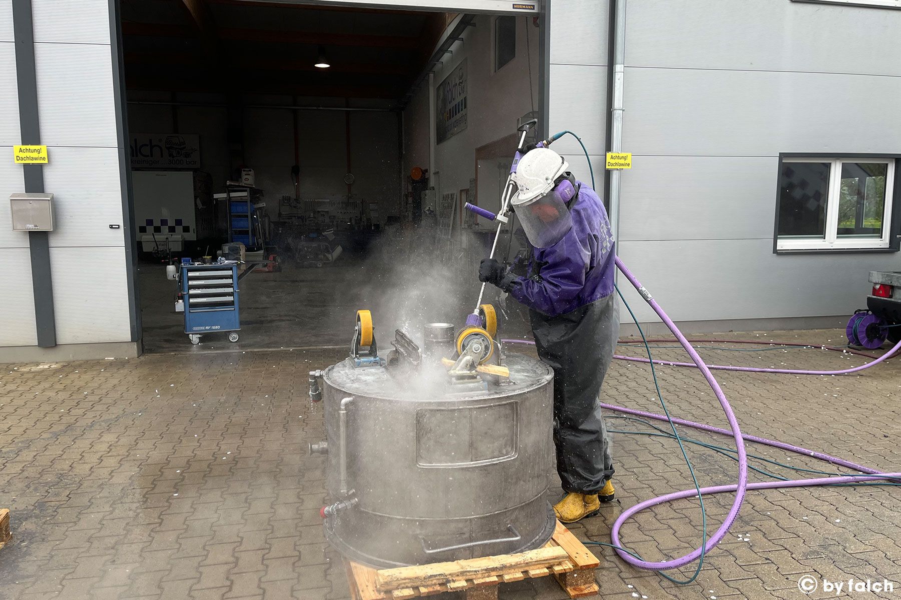 containers, mouldings, filters cleaning